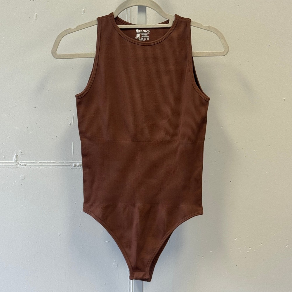OQQ Ribbed Seamless Bodysuit Brown Sleeveless Crew Neck Thong Snap Large